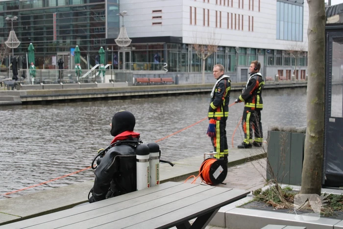 Duikers vinden verloren telefoon terug in water