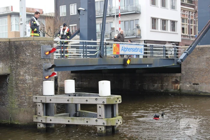 Duikers vinden verloren telefoon terug in water