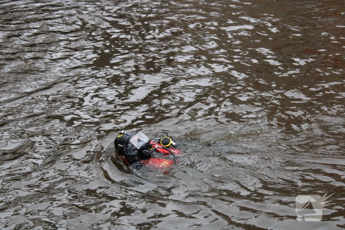 Duikers vinden verloren telefoon terug in water
