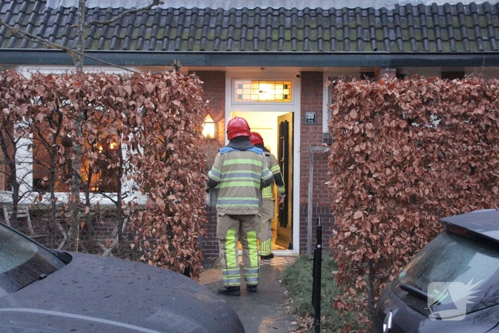 Brandweer veegt schoorsteen van woning