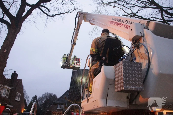 Brandweer veegt schoorsteen van woning