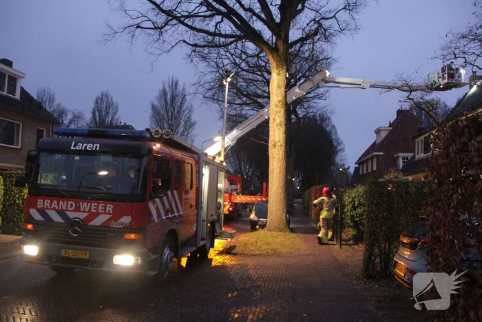 Brandweer veegt schoorsteen van woning