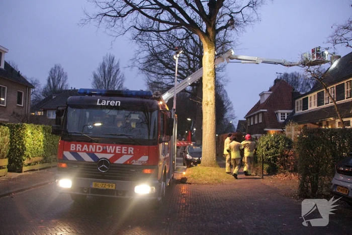 Brandweer veegt schoorsteen van woning