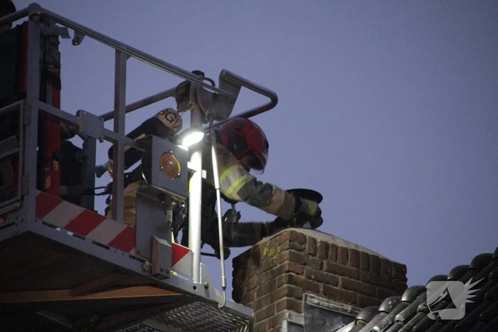 Brandweer veegt schoorsteen van woning