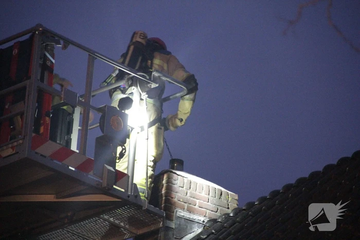 Brandweer veegt schoorsteen van woning