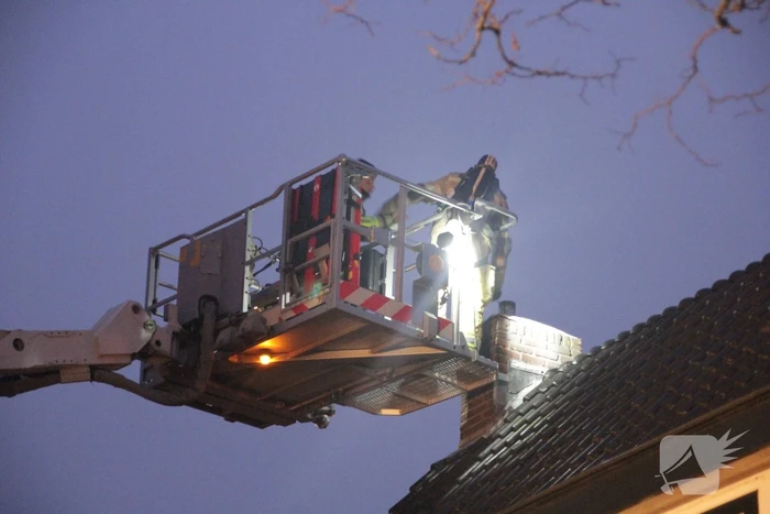 Brandweer veegt schoorsteen van woning