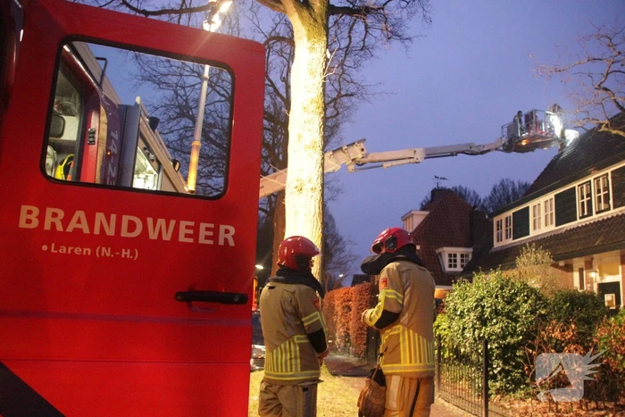 Brandweer veegt schoorsteen van woning