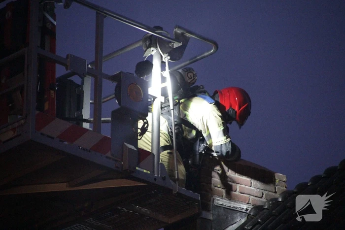 Brandweer veegt schoorsteen van woning