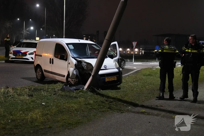Bestelwagen klapt op lantaarnpaal