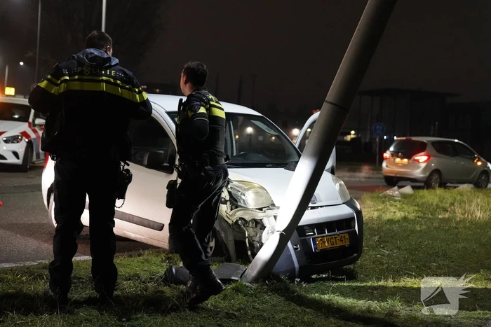 Bestelwagen klapt op lantaarnpaal