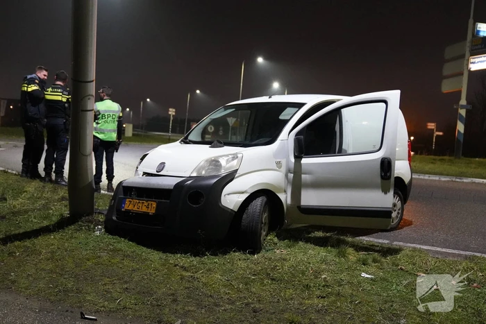 Bestelwagen klapt op lantaarnpaal