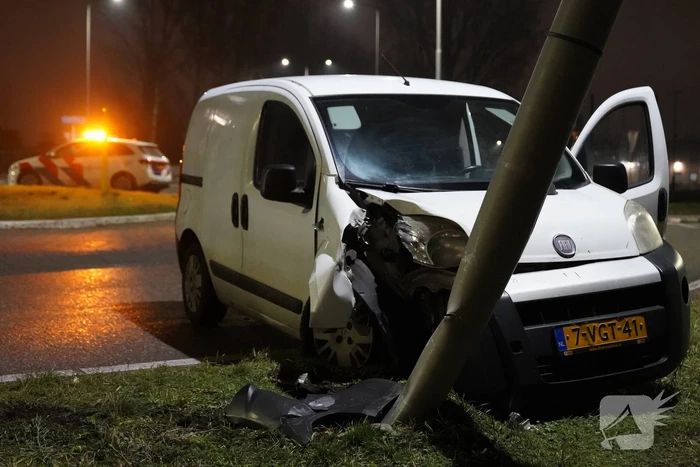Bestelwagen klapt op lantaarnpaal