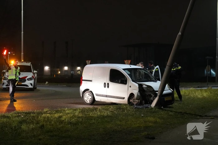 Bestelwagen klapt op lantaarnpaal