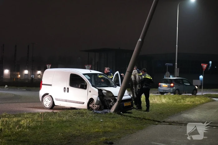 Bestelwagen klapt op lantaarnpaal