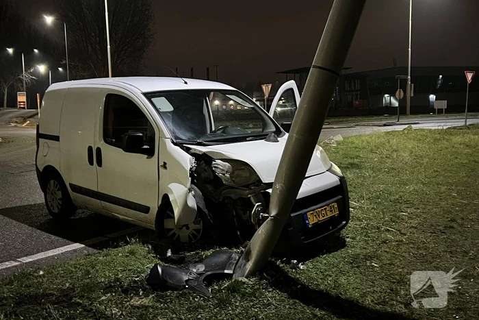 Bestelwagen klapt op lantaarnpaal