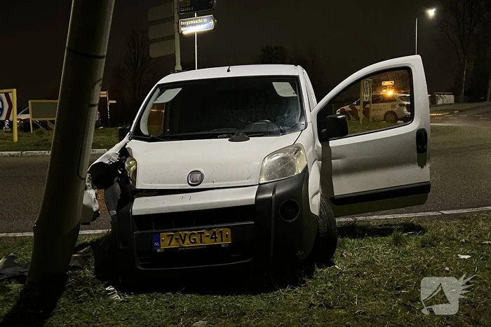 Bestelwagen klapt op lantaarnpaal