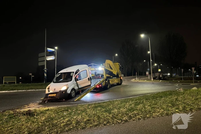 Bestelwagen klapt op lantaarnpaal