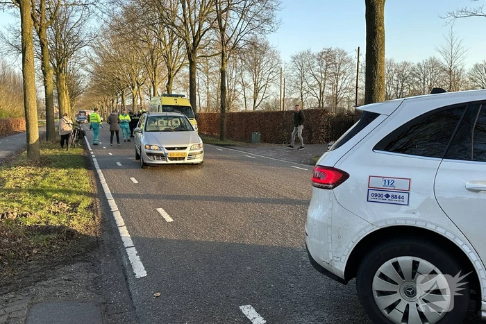 Twee auto's schampen elkaar