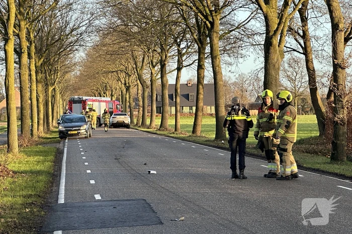 Twee auto's schampen elkaar