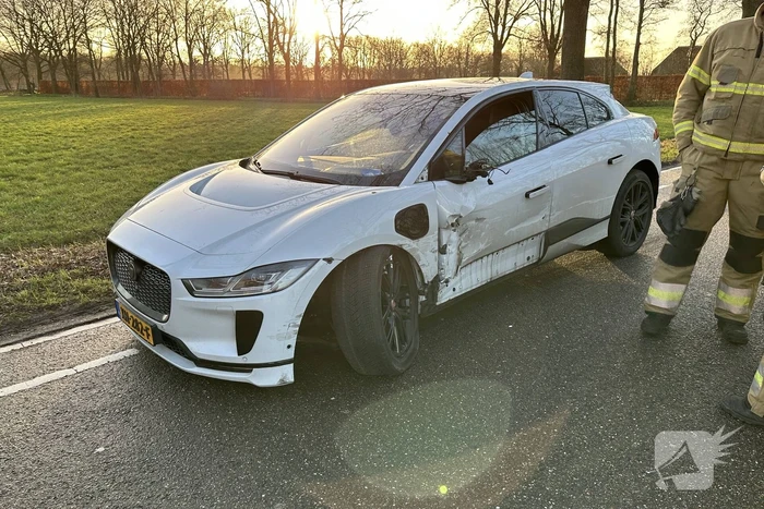 Twee auto's schampen elkaar