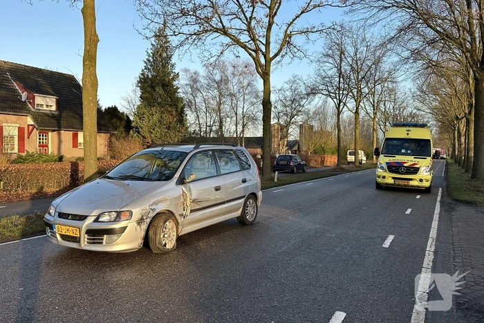 Twee auto's schampen elkaar