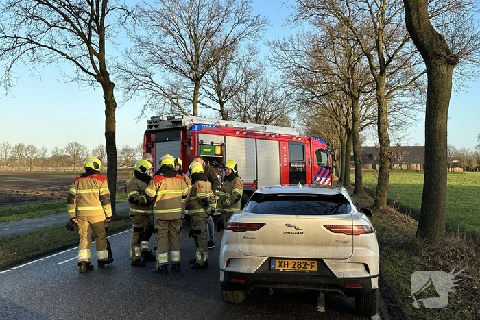 Twee auto's schampen elkaar