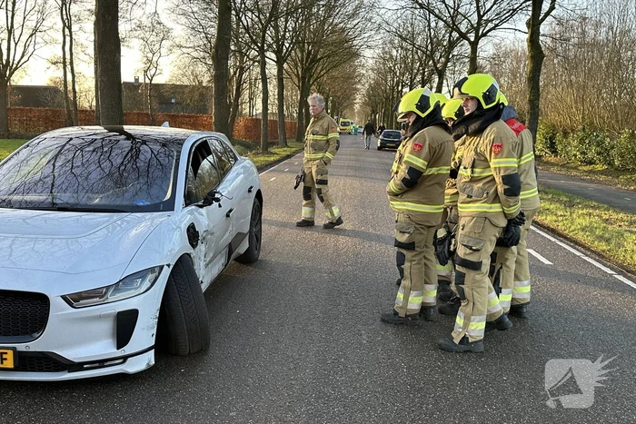 Twee auto's schampen elkaar