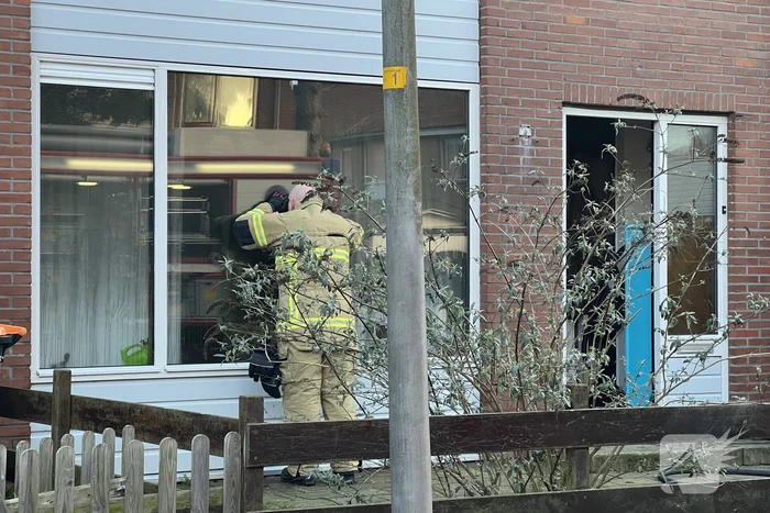 Buren slaan alarm bij brand in woning