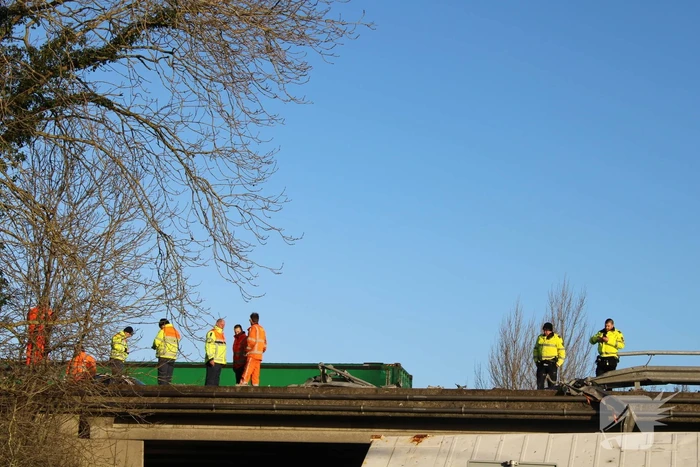 Vrachtwagen rijdt van snelweg af en plet bestelbus