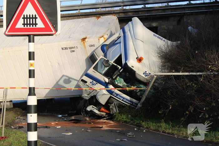 Vrachtwagen rijdt van snelweg af en plet bestelbus