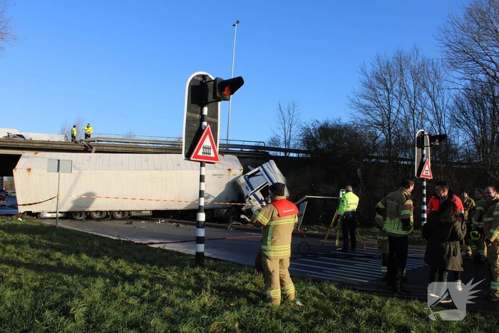 Vrachtwagen rijdt van snelweg af en plet bestelbus