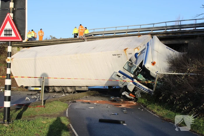 Vrachtwagen rijdt van snelweg af en plet bestelbus