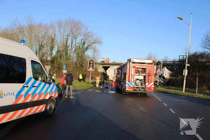Vrachtwagen rijdt van snelweg af en plet bestelbus