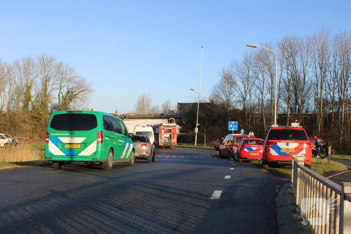 Vrachtwagen rijdt van snelweg af en plet bestelbus