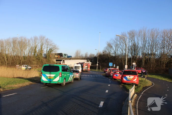 Vrachtwagen rijdt van snelweg af en plet bestelbus
