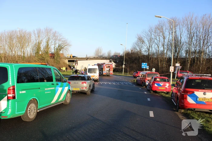 Vrachtwagen rijdt van snelweg af en plet bestelbus