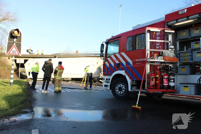 Vrachtwagen rijdt van snelweg af en plet bestelbus