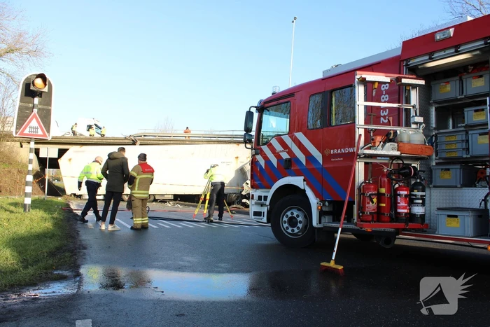 Vrachtwagen rijdt van snelweg af en plet bestelbus