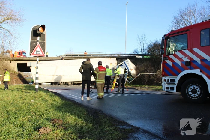 Vrachtwagen rijdt van snelweg af en plet bestelbus