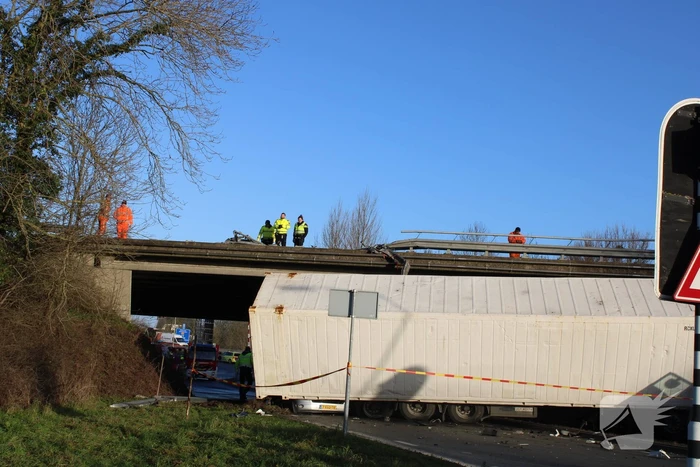 Vrachtwagen rijdt van snelweg af en plet bestelbus