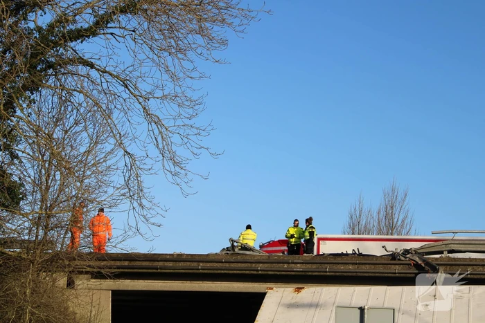 Vrachtwagen rijdt van snelweg af en plet bestelbus