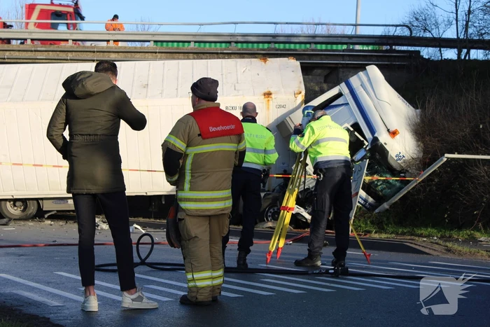 Vrachtwagen rijdt van snelweg af en plet bestelbus