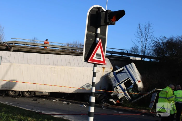 Vrachtwagen rijdt van snelweg af en plet bestelbus