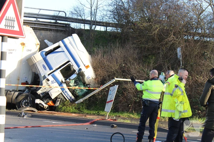 Vrachtwagen rijdt van snelweg af en plet bestelbus