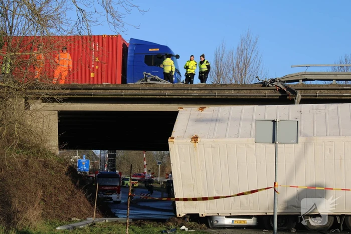 Vrachtwagen rijdt van snelweg af en plet bestelbus