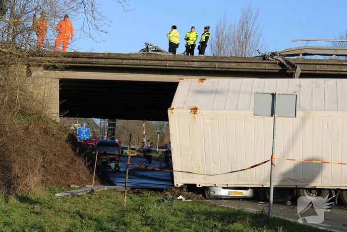 Vrachtwagen rijdt van snelweg af en plet bestelbus