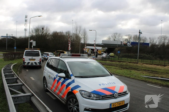 Vrachtwagen rijdt van snelweg af en plet bestelbus