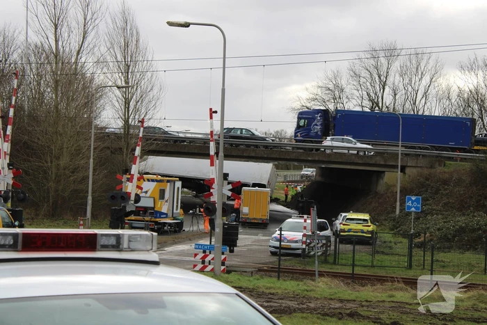 Vrachtwagen rijdt van snelweg af en plet bestelbus