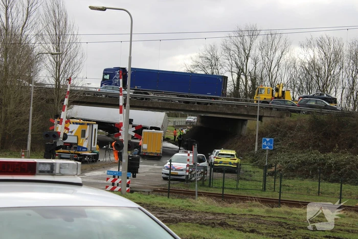 Vrachtwagen rijdt van snelweg af en plet bestelbus