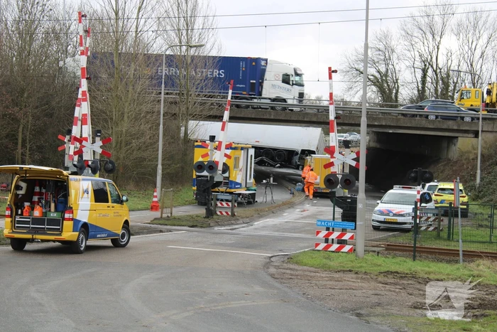 Vrachtwagen rijdt van snelweg af en plet bestelbus